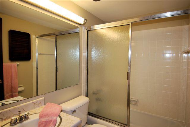 805 E Henry Clay St #105, Whitefish Bay, WI 53217