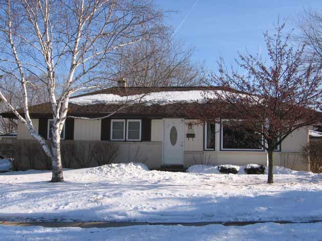 W146N8580 Macarthur Dr, Menomonee Falls, WI 53051