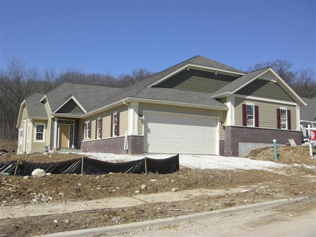 422 Century Oak Dr., Waukesha, WI 53188