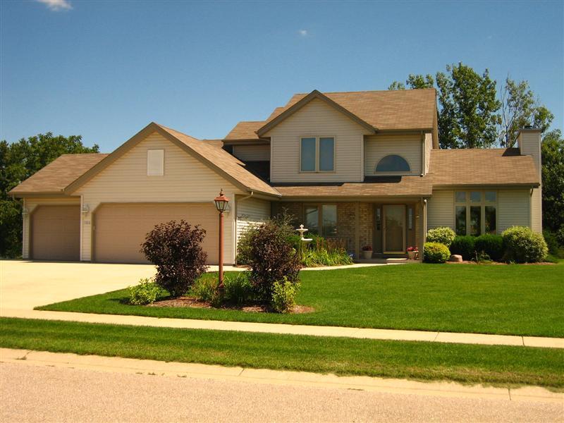 1023 Riverknoll Cir., Oconomowoc, WI 53066