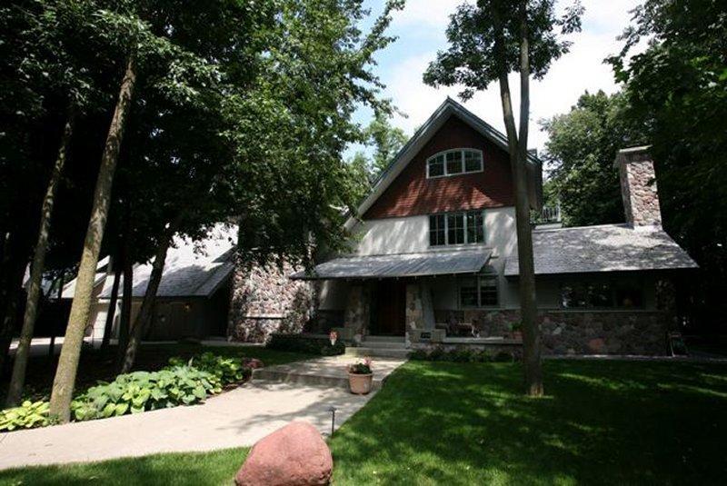 20740 Lincolnshire Ct., Brookfield, WI 53045