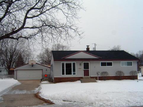 933 Robins Ln, Mukwonago, WI 53149
