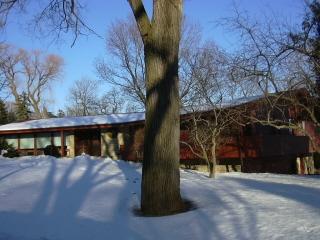 6904 N Ironwood Ln, Glendale, WI 53217