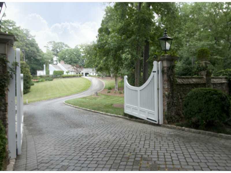 967 Buckingham Cir., Atlanta, GA 30327