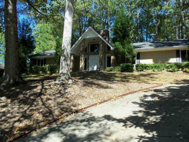 300 Wickerberry Ln., Roswell, GA 30075