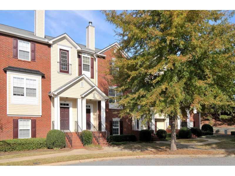 324 Village Cir., Woodstock, GA 30188