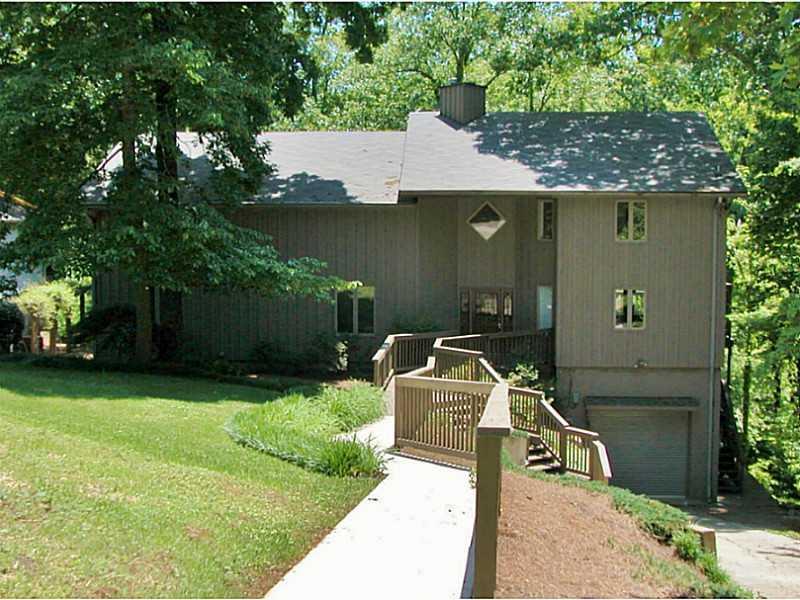 6121 White Oak Dr., Flowery Branch, GA 30542