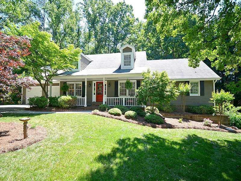 585 Meadowglen Tr., Roswell, GA 30075