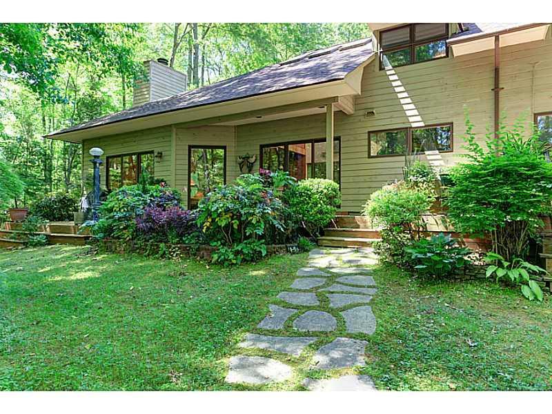 6037 Woods Ct., Cumming, GA 30040