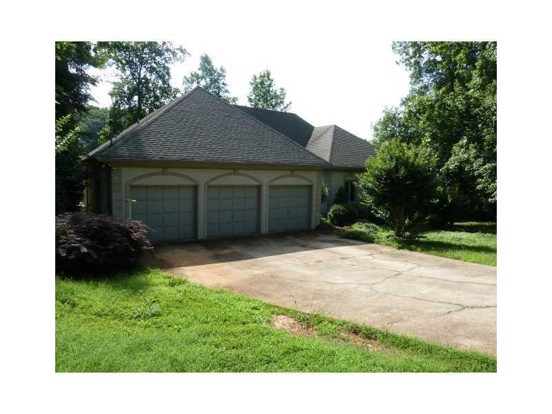 1105 Lake Charles Dr., Roswell, GA 30075