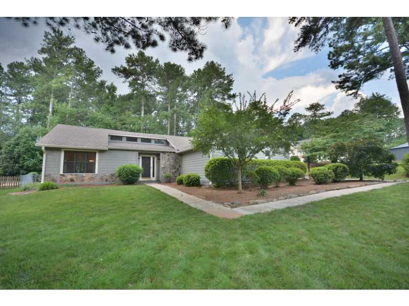 2715 Shadow Pine Dr., Roswell, GA 30076