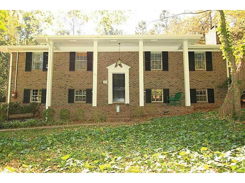 305 Briarwood Ct., Woodstock, GA 30188