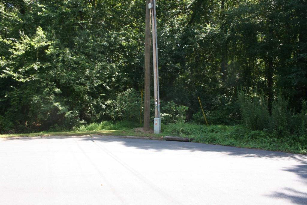 629 Falling Leaf Dr., Lilburn, GA 30047