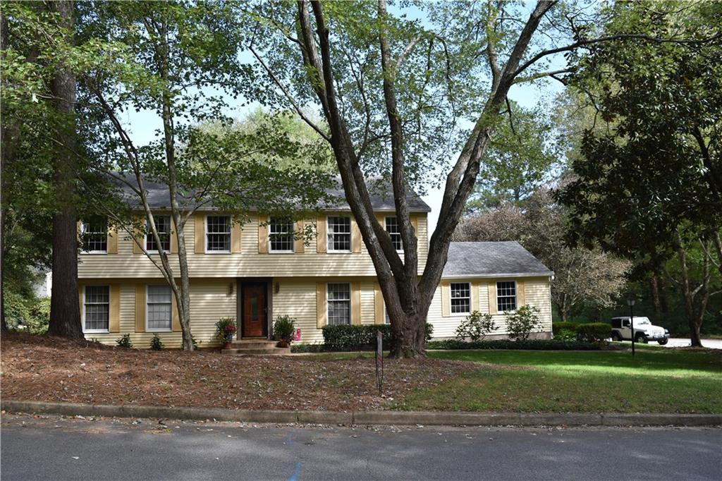 400 N Pond Tr., Roswell, GA 30076