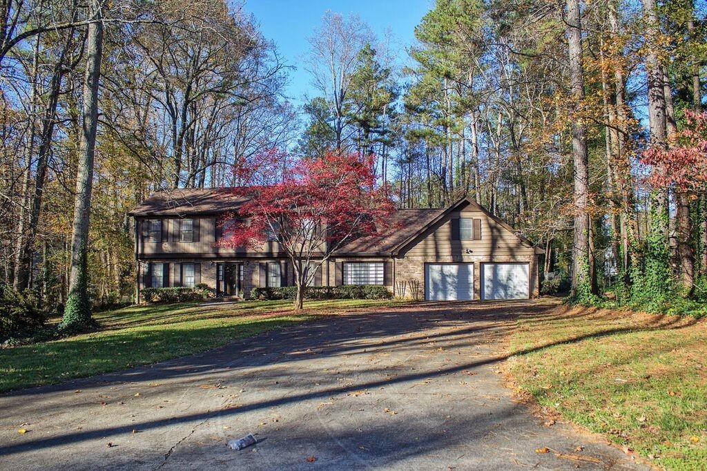 260 Hollyberry Ln., Roswell, GA 30076