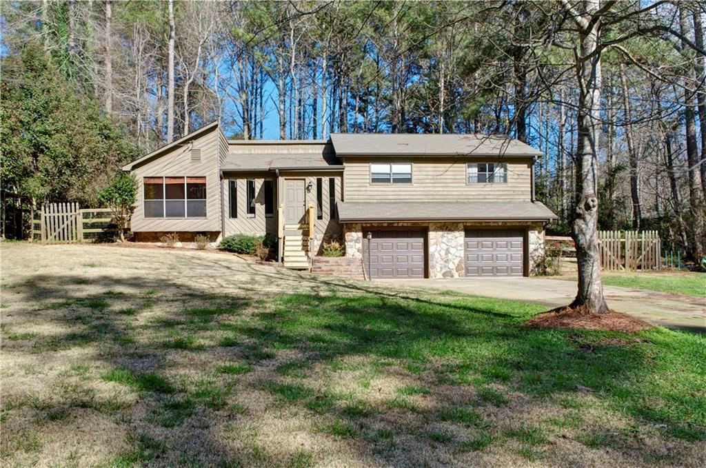 587 Rivercrest Dr., Woodstock, GA 30188