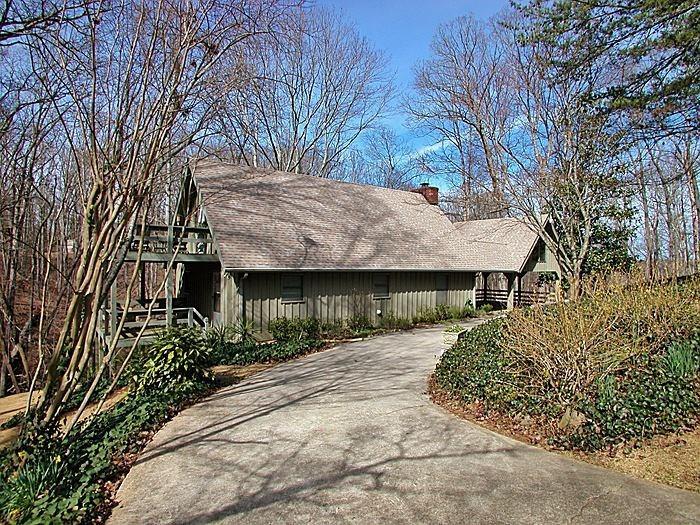 6237 White Oak Dr., Flowery Branch, GA 30542