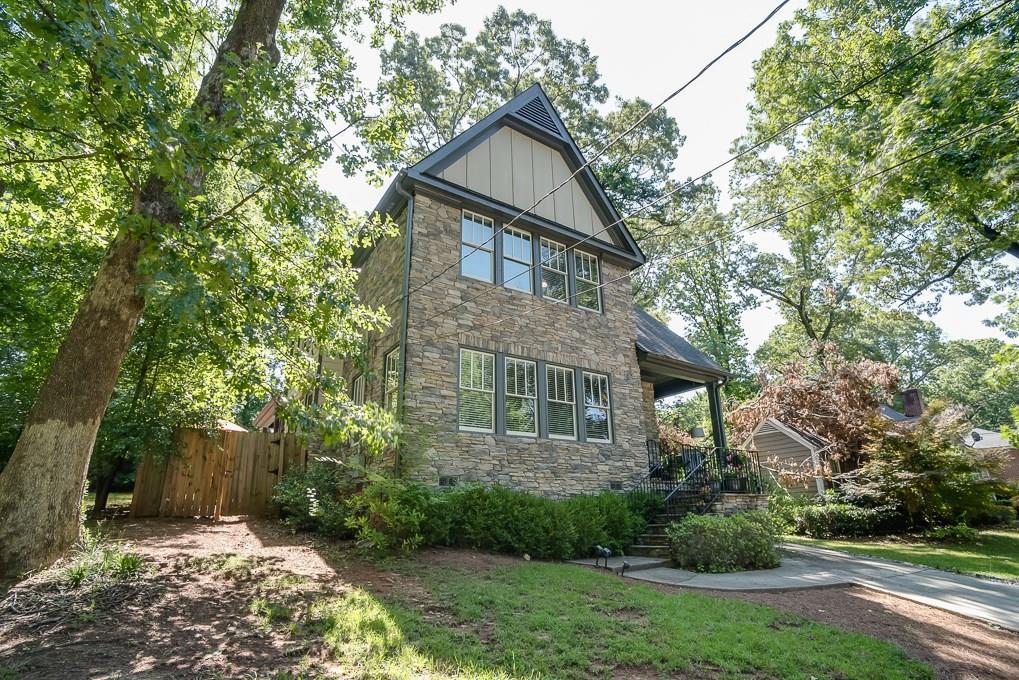 2498 W Woodland Cir., East Point, GA 30344