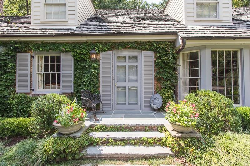 3000 Rhodenhaven Dr., Atlanta, GA 30327