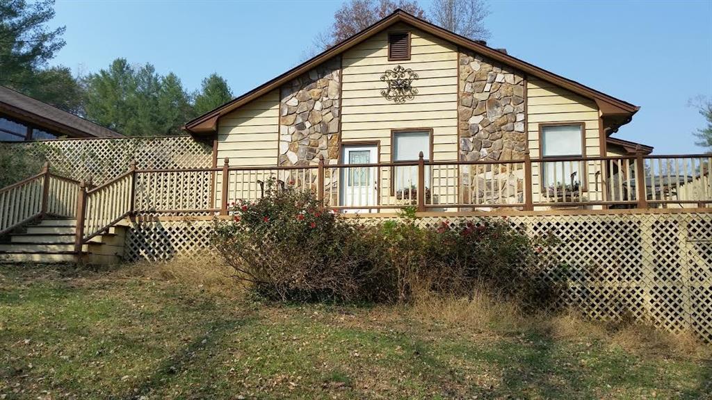 72 Peaceful Valley Dr., Cleveland, GA 30528