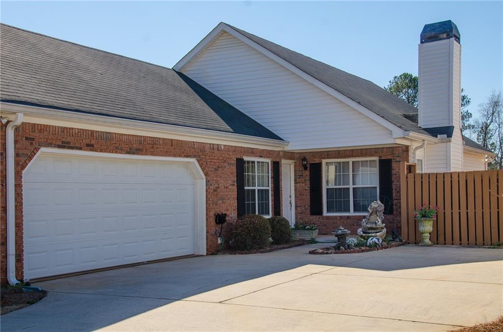 165 Woodgate Cir., Fayetteville, GA 30214