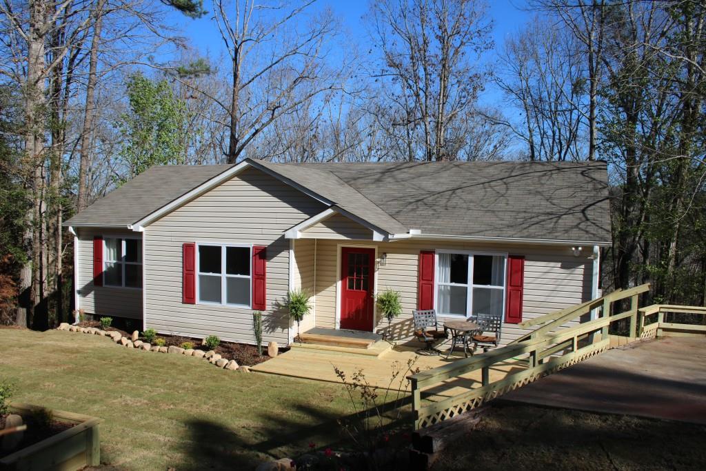 3711 Rambling Woods Dr., Loganville, GA 30052