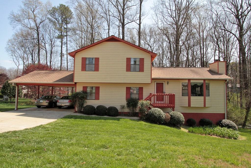 1038 Falconcrest Dr., Lawrenceville, GA 30043