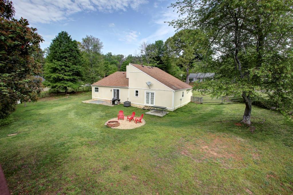 106 Mornington Cir., Woodstock, GA 30188