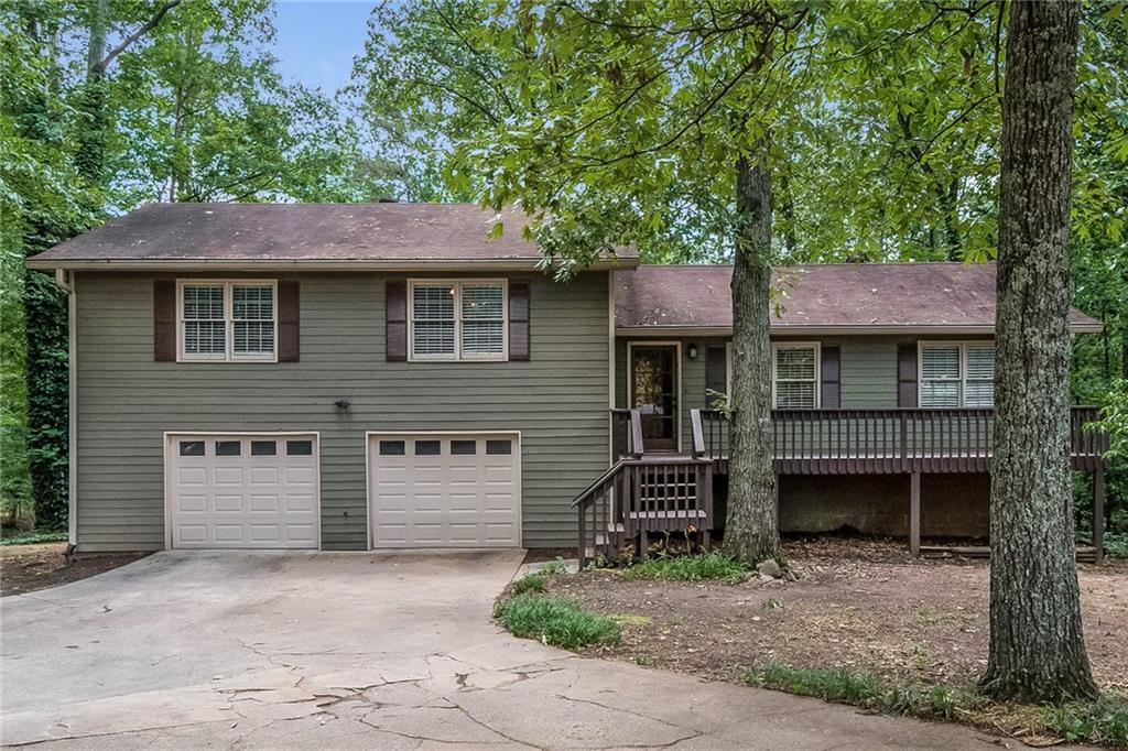 206 Lake Ct., Woodstock, GA 30188