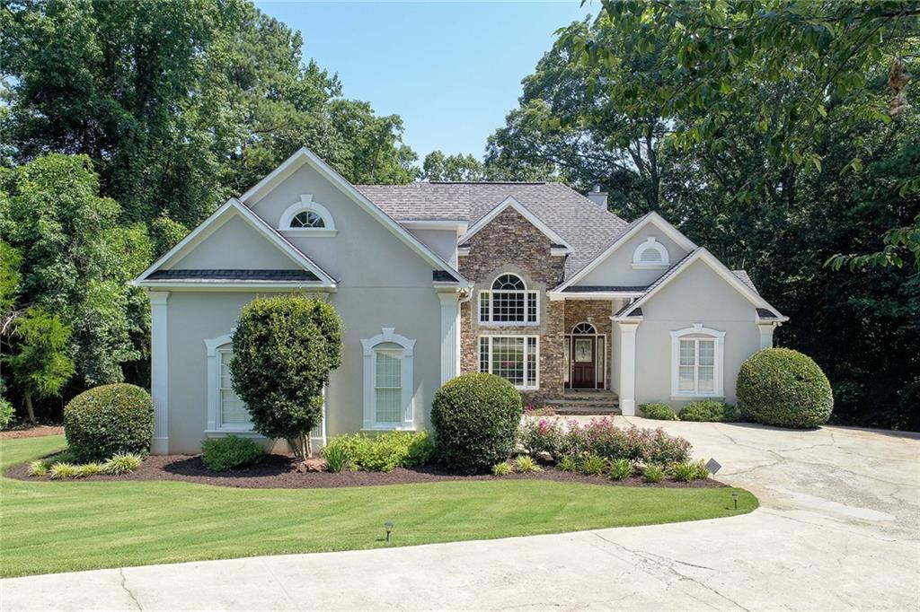 5906 Stuart Dr., Flowery Branch, GA 30542