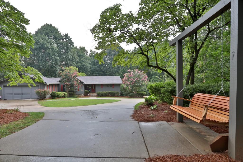 204 Bluff Creek Dr., Woodstock, GA 30188