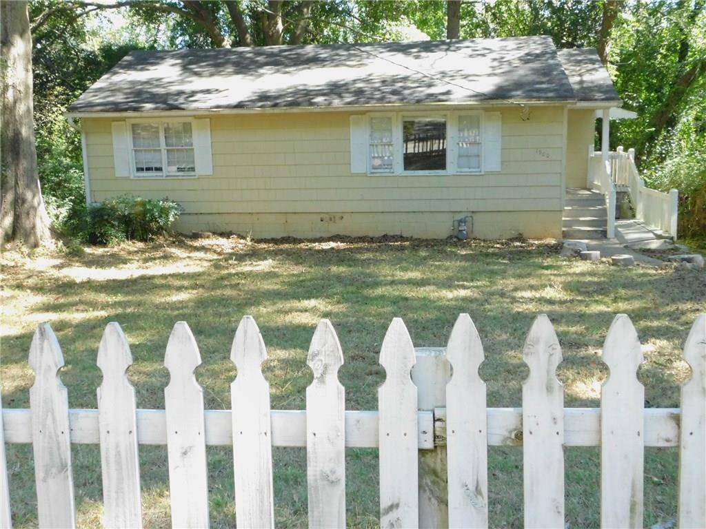 1900 Meadow Ln., Decatur, GA 30032