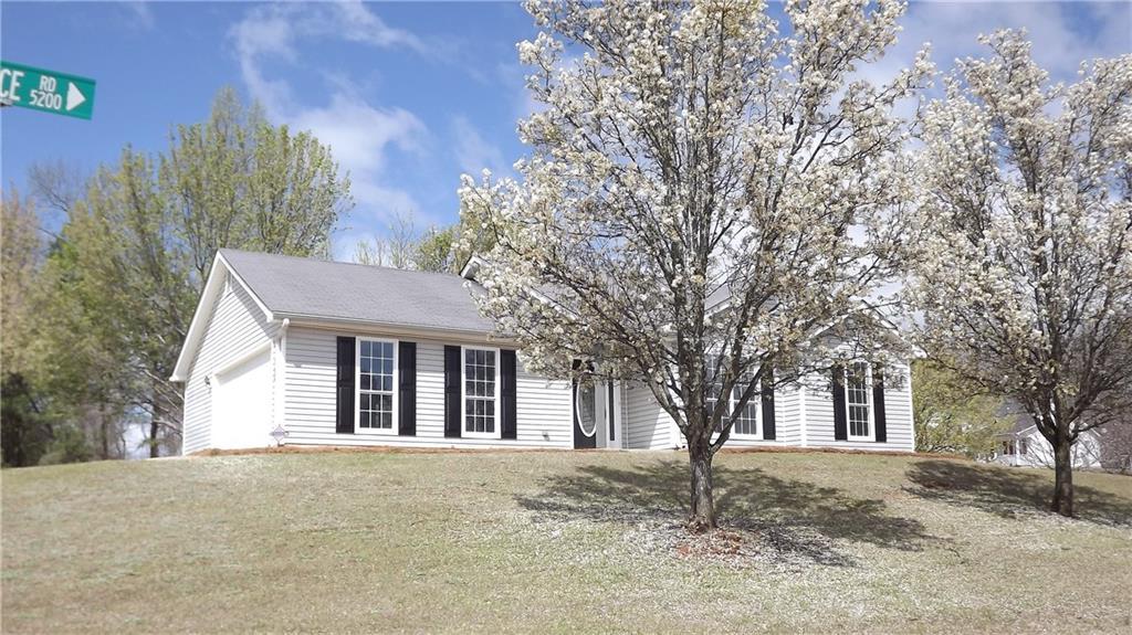 5126 Scenic View Rd., Flowery Branch, GA 30542