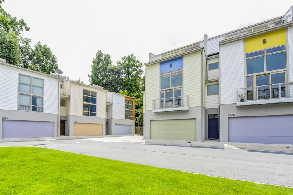 1374 Stirling Cir., Atlanta, GA 30318