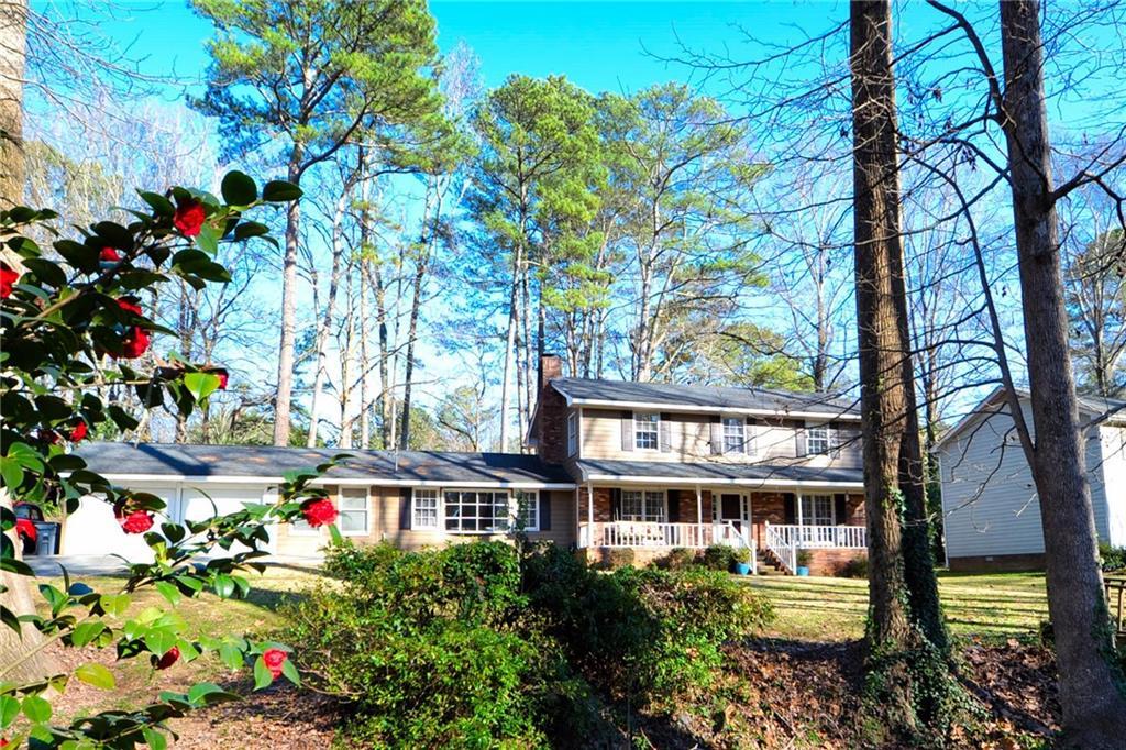 1966 Crescent Dr., Snellville, GA 30078