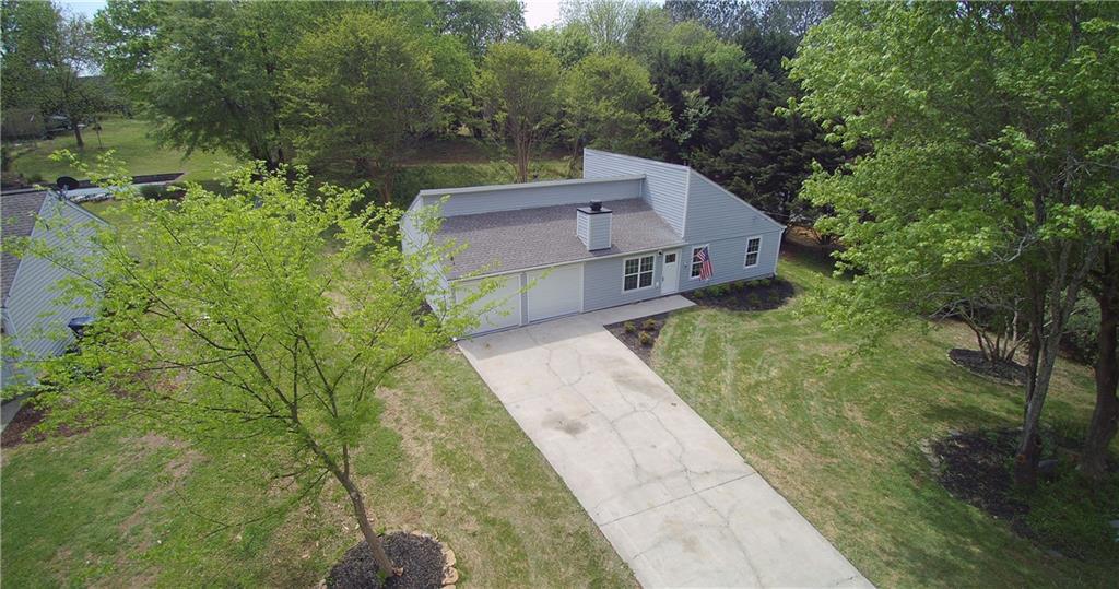 102 Apple Valley Dr., Woodstock, GA 30188