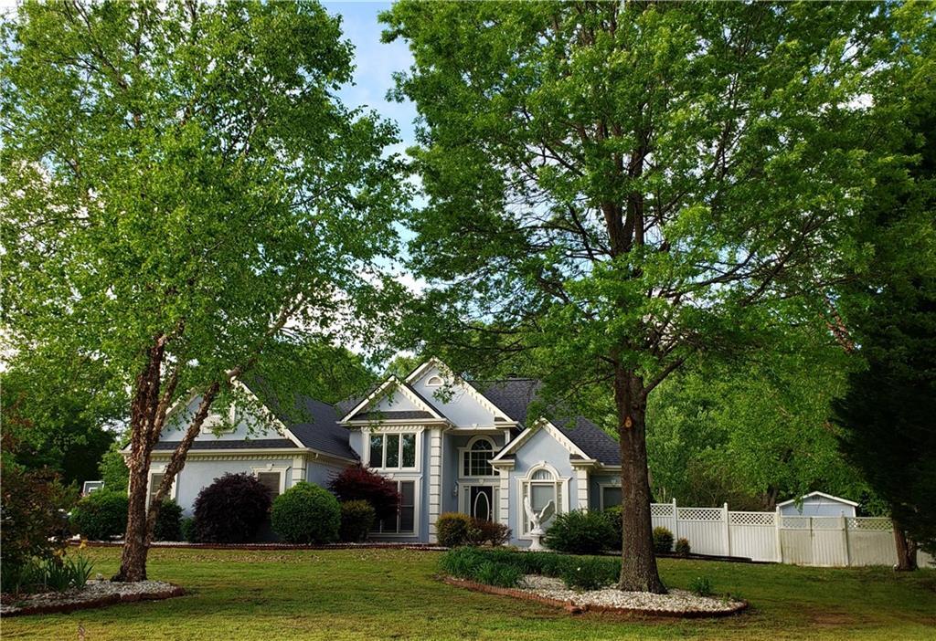 2367 Splitwood Dr., Loganville, GA 30052