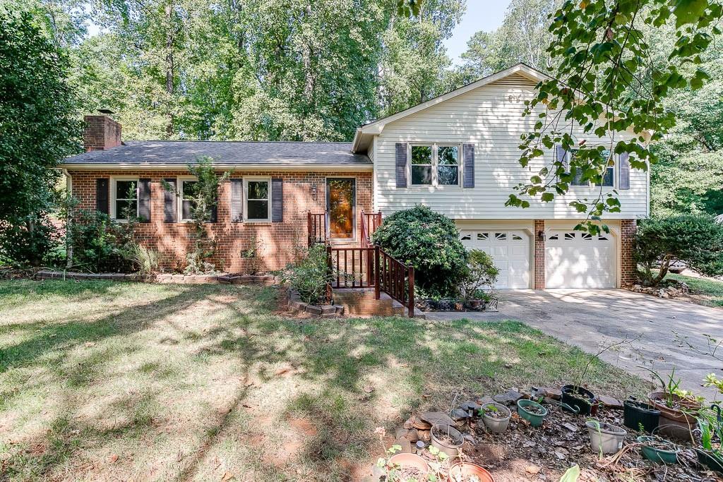 1542 Bentwood Dr., Lilburn, GA 30047