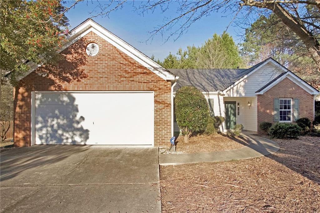 469 Crested View Dr., Loganville, GA 30052