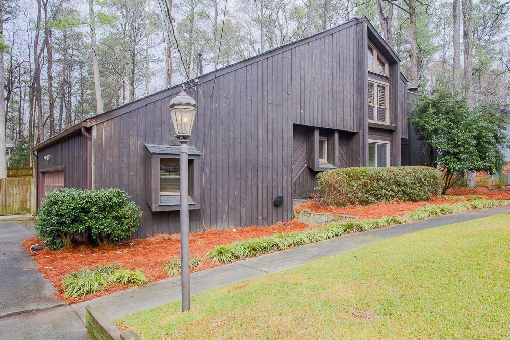 210 Hollyberry Ln., Roswell, GA 30076