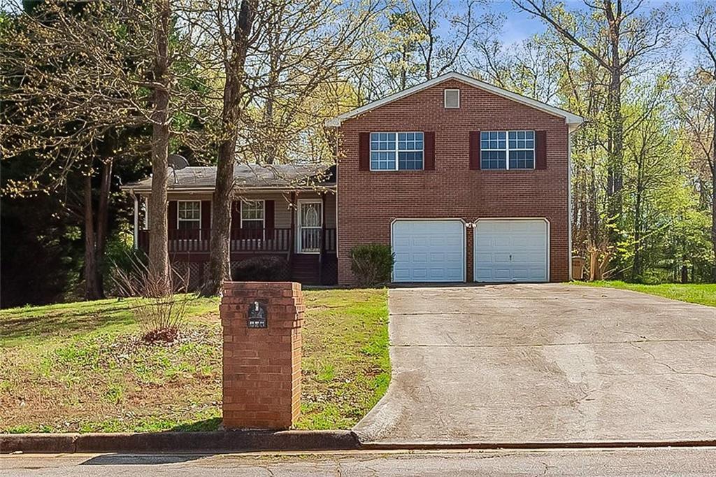 109 Solomon Dr., Ellenwood, GA 30294