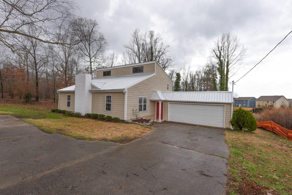 6712 Capitola Farm Rd., Flowery Branch, GA 30542
