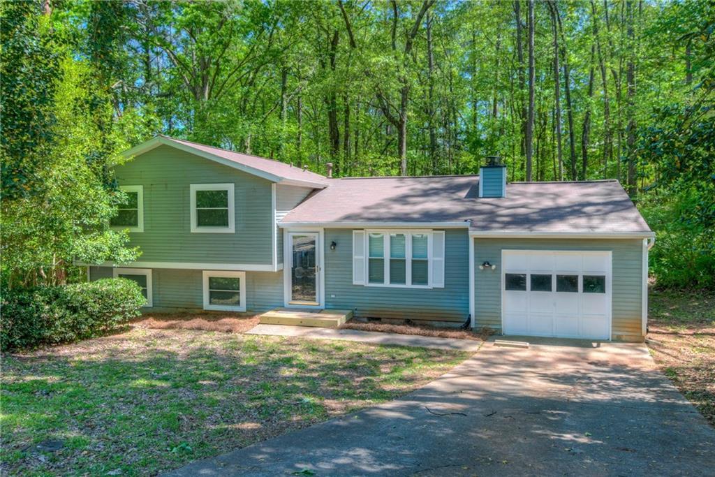 707 Stonehill Ct., Stone Mountain, GA 30083