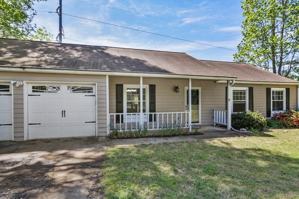 196 Riverchase Dr., Woodstock, GA 30188