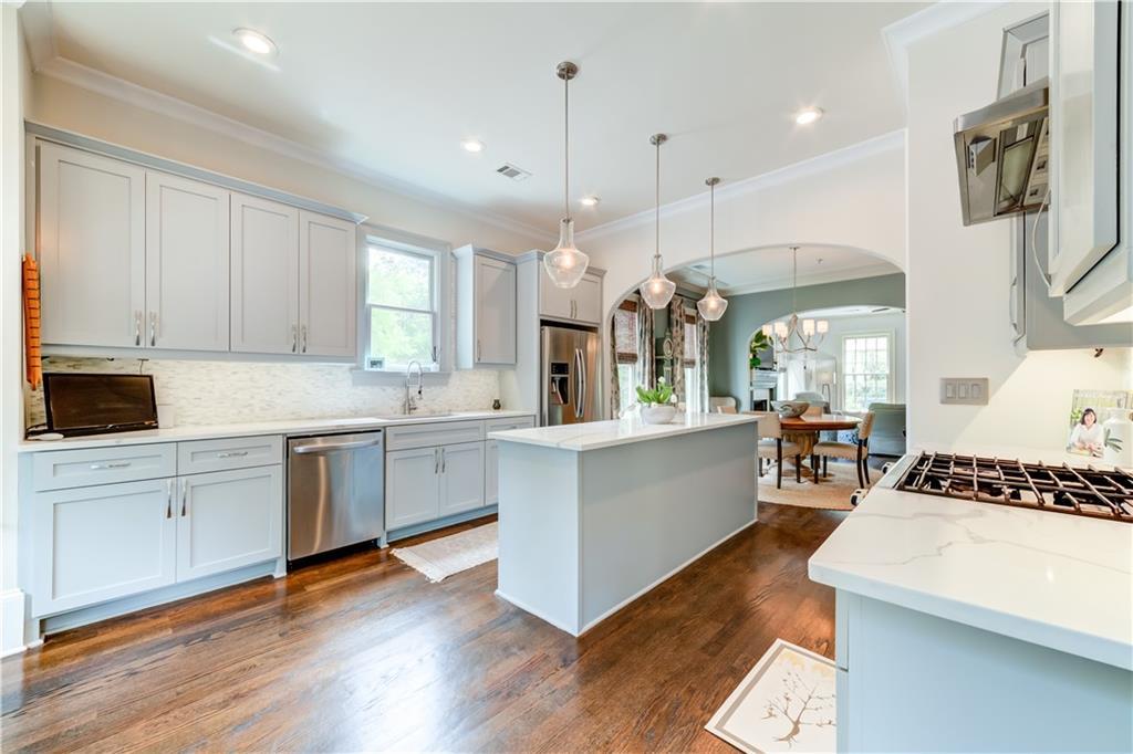 727 Hammond Dr., Woodstock, GA 30188
