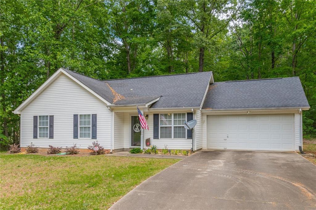 6533 River Hill Dr., Flowery Branch, GA 30542