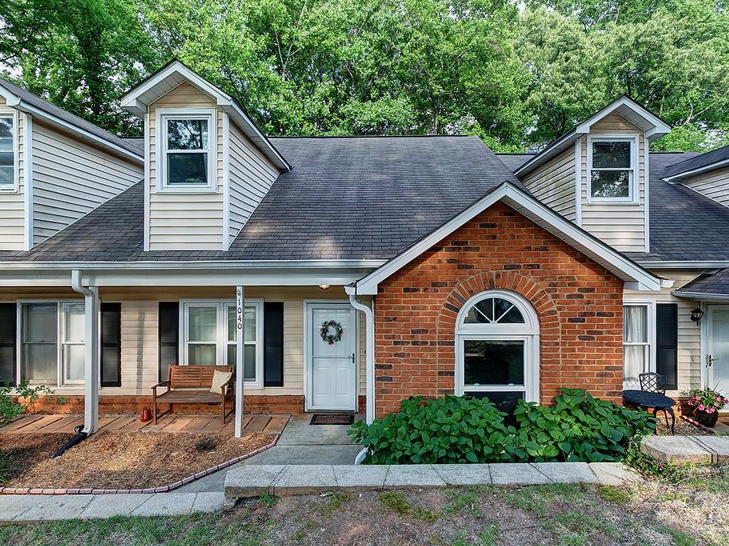 1040 Sasha Ln., Roswell, GA 30075