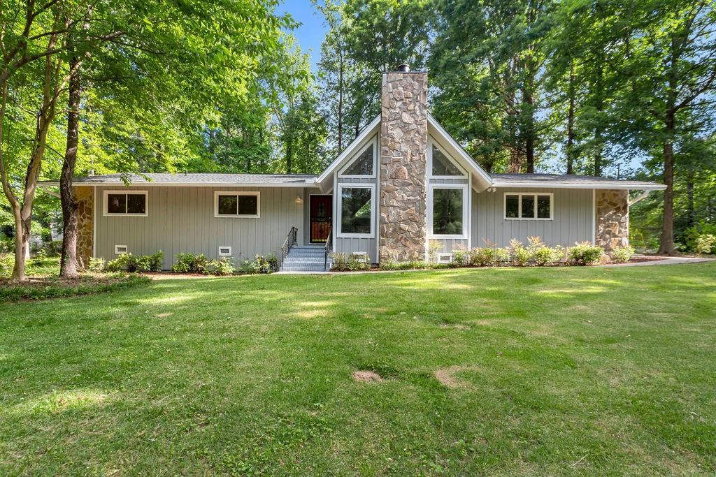 5097 Rock Glen Dr., Stone Mountain, GA 30088