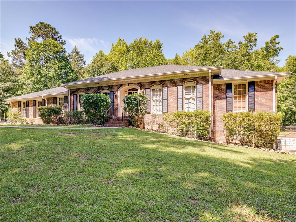 220 Magmar Ln., Fayetteville, GA 30214