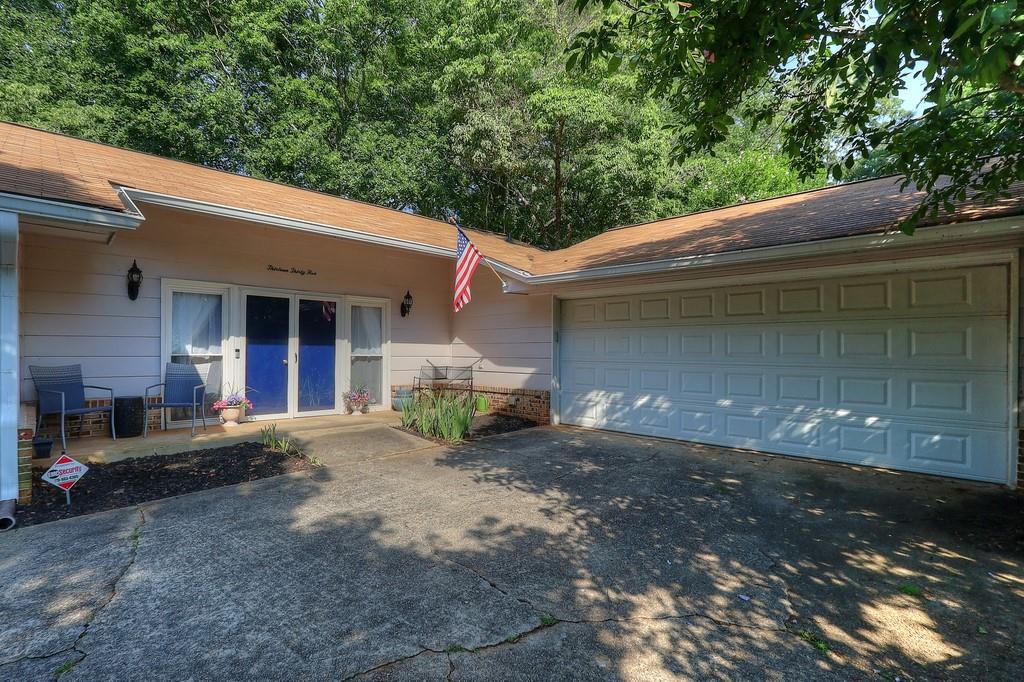 1335 Cresent Cir., Lilburn, GA 30047